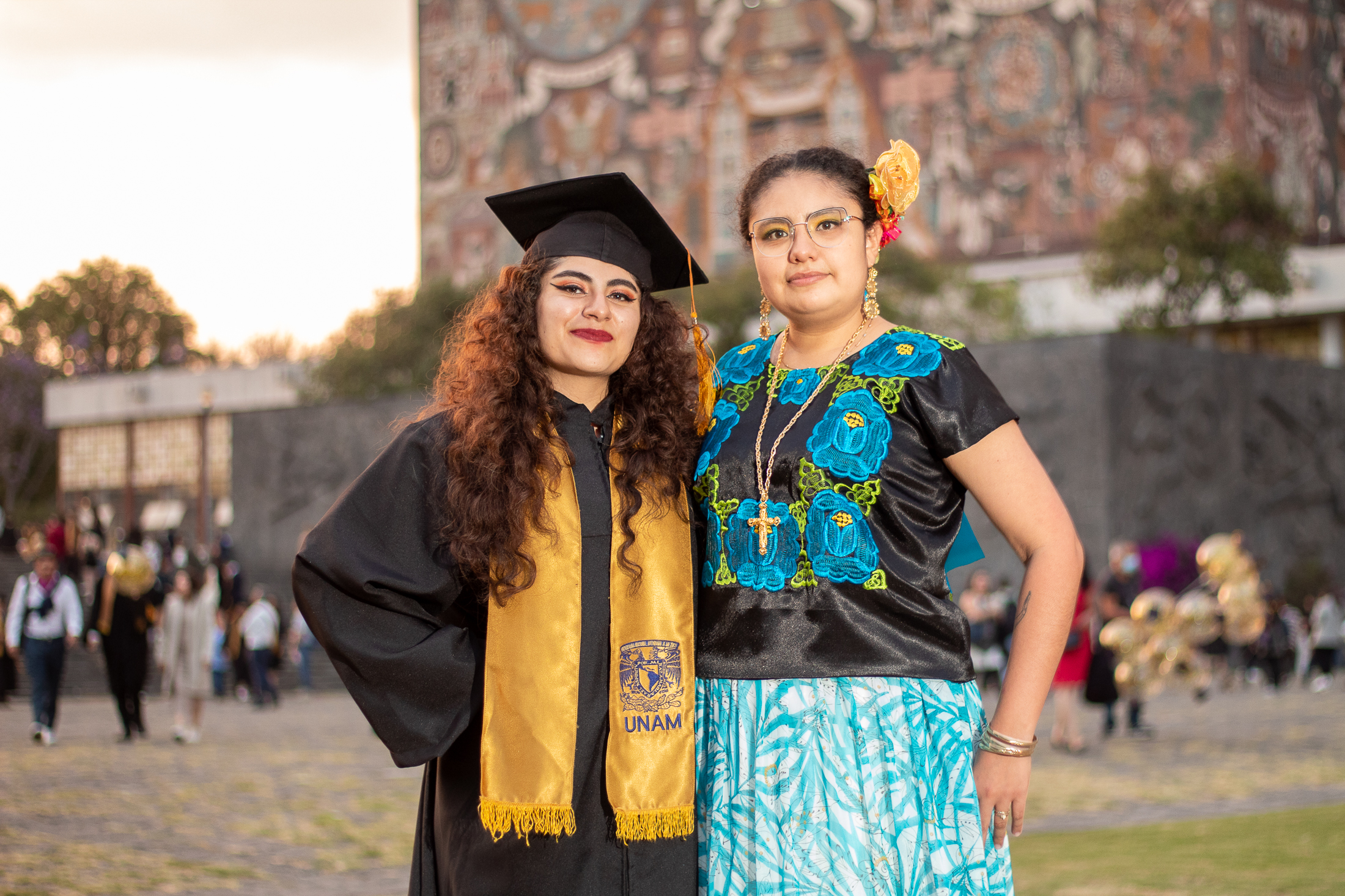 Graduado recibiendo diploma